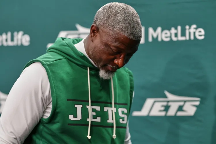 Clock management issues and 2-minute troubles are giving Aaron Glenn and the Jets a tough time